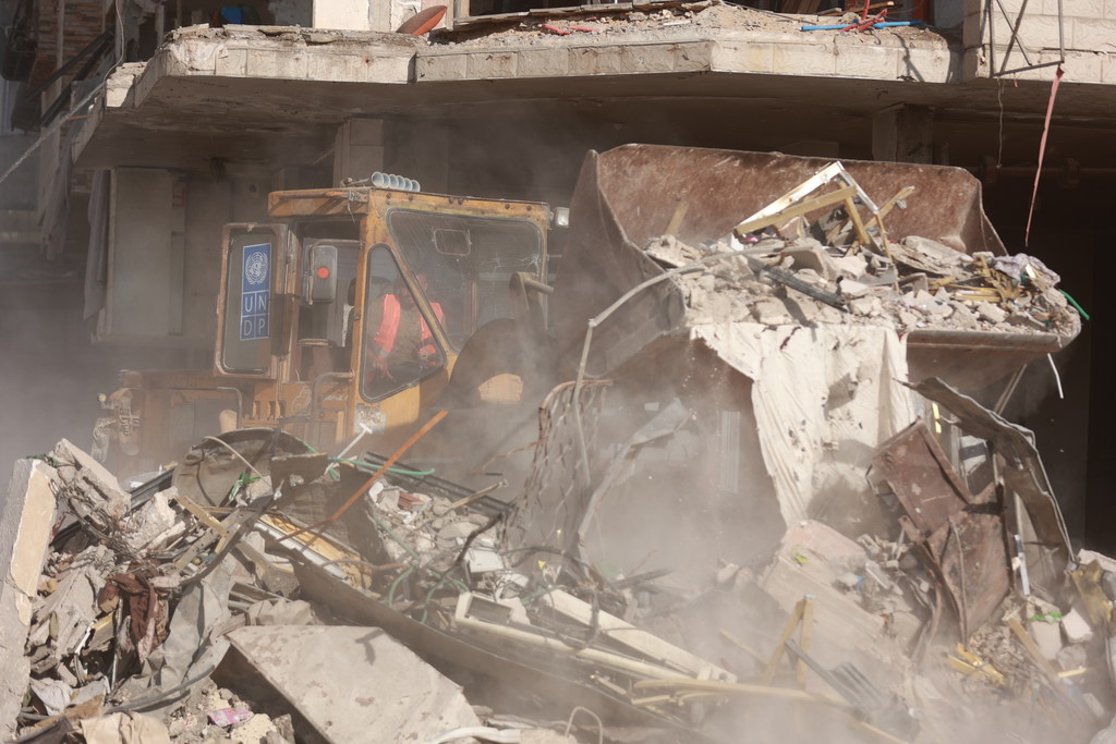 Разбор завалов в Газе.